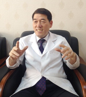 고양 이성영 ‘화정 벌’ 의원장… 봉침놓는 의사 가족들 ‘벌떼 온정’