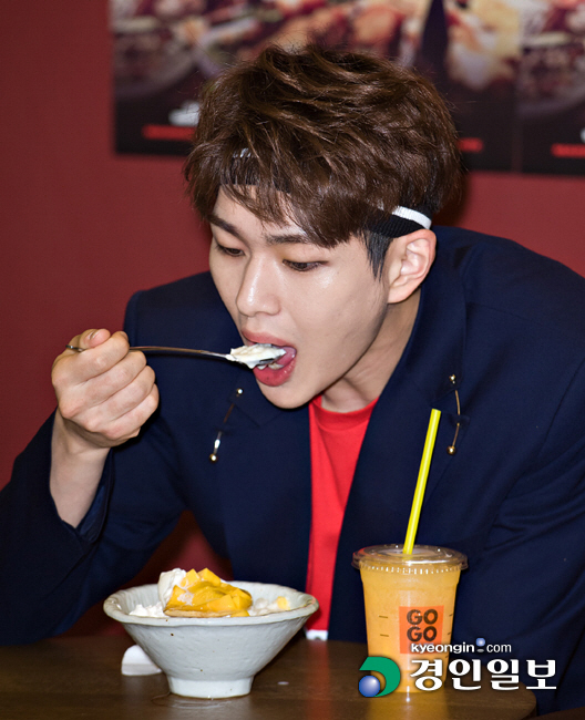 [경인포토]샤이니 온유, 야무지게 한숟갈 흡입~