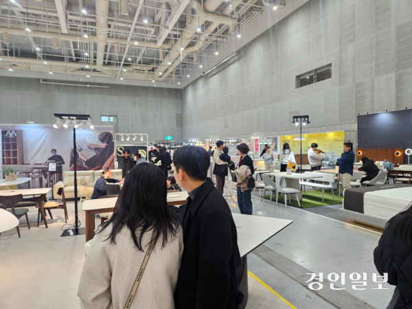 수원 가구박람회 방문 늘었지만… 가전 웃는데 가구는 울상