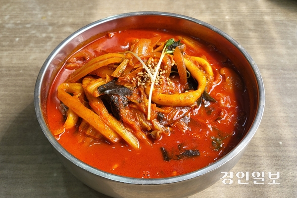 입안 강타한 불맛, 혀끝 퍼지는 육해공 조화… 군포 ‘몽짬뽕’