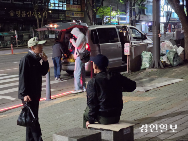 일용직도 디지털 문턱에 턱… 인력사무소 마냥 줄서는 중장년층