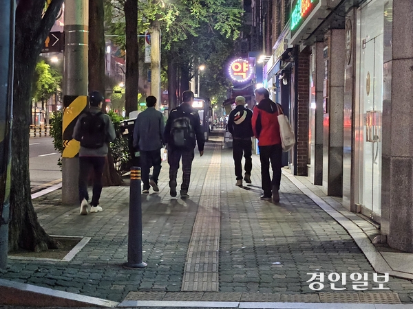 일용직도 디지털 문턱에 턱… 인력사무소 마냥 줄서는 중장년층