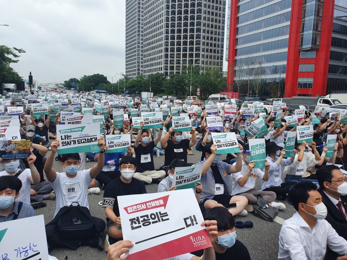 참석 예상 훨씬 넘는 전공의 6000여명 여의도 집결