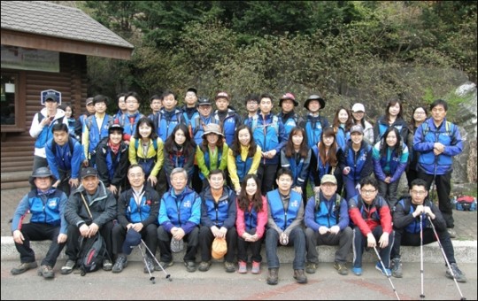 신신제약, 목표 달성하자‥지속 성장 다짐 등반대회
