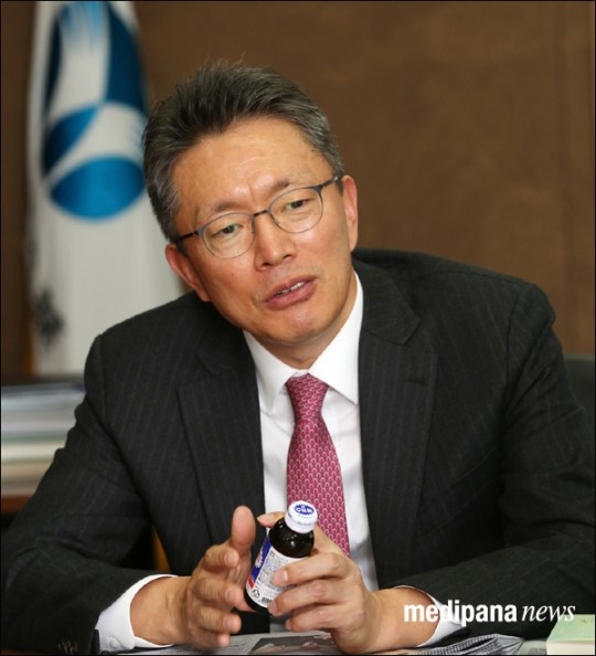 `박카스` 진화 고민…약국 관계 고려한 방향 모색