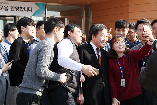 이낙연 총리, 4차산업혁명 핵심 인프라시설 방문