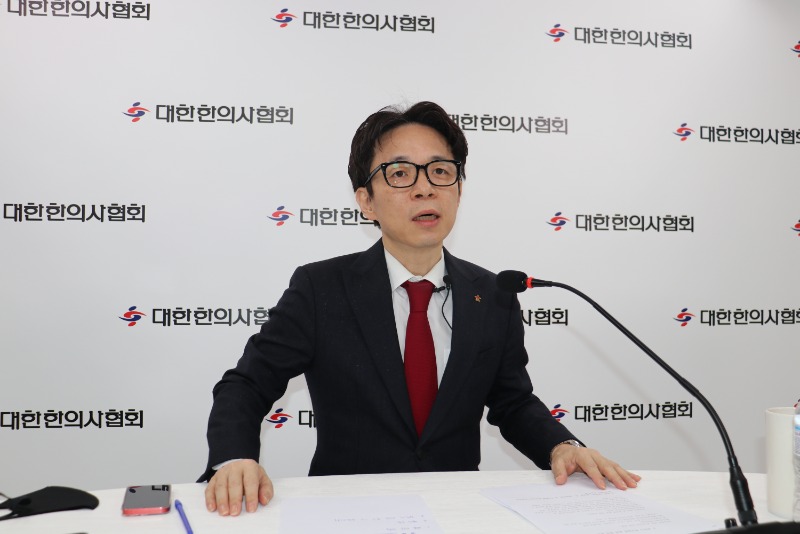 양의계, 백신 접종 볼모 생명 위협‥한의사가 나서겠다
