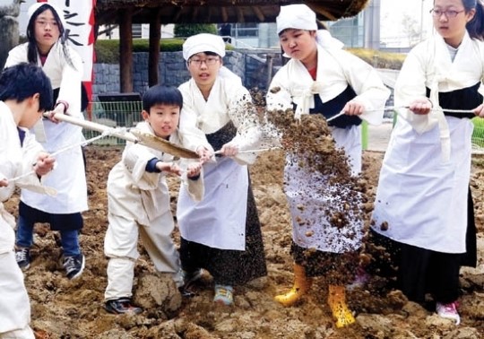 [천진기 문화 칼럼]보리고개 넘긴 新꽁보리밥타령
