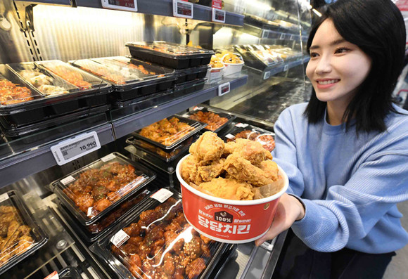 값싼 재료 쓰고도 가격 올린 bhc에 소비자 울분…저렴한 편의점·마트 치킨에 눈 돌려