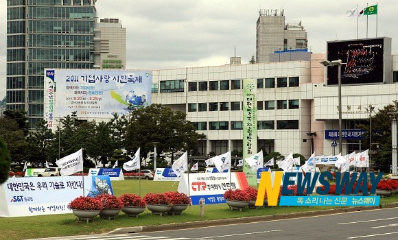 [NW포토]광장에 물결치는 창원시 기업사랑!