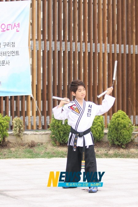 이가원 군, 박력있는 쌍절곤 시범