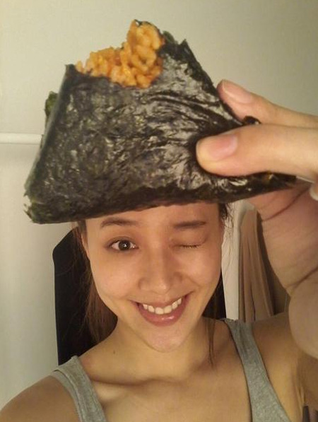 유진 셀카, 삼각김밥을 어떻게 한 거지?