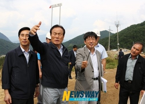 박재순 사장, 둑높이기 공사 현장 방문