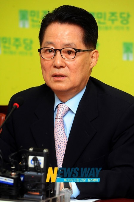 박지원 원내대표직 사퇴 "처절한 성찰, 치열한 혁신 필요"