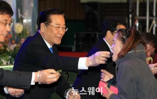 김의 날 복쌈 하는 박준영 도지사