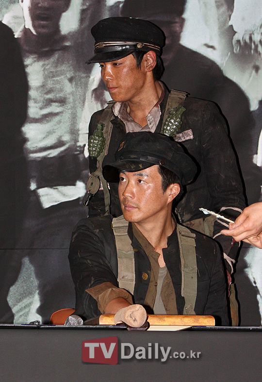 [TD포토]  탑 (권)상우 형 핸드프린팅 같이 하자