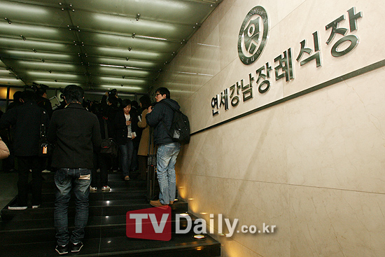 [TD포토] 故 최진실 동생 최진영 자살 영동 세브란스 병원에 안치