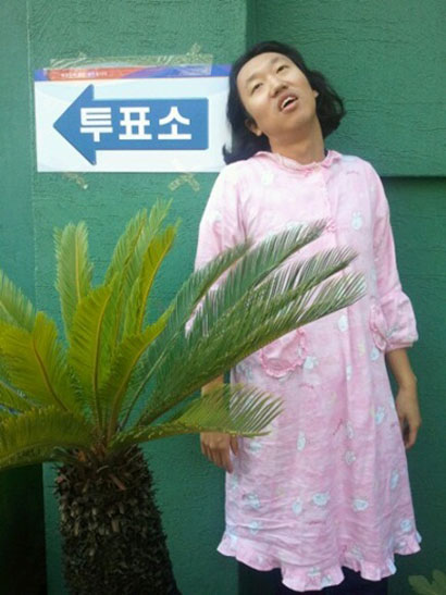 김경진 투표패션, 핑크빛 원피스 잠옷 역시 당신은 모범 코미디언