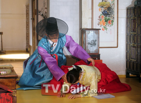 [TD포토] 함은정 굴욕 한복 인사는 너무 어려워