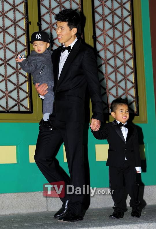 [TD포토] 유지태-김효진 결혼, 션 일등신랑 두 아들과 함께~