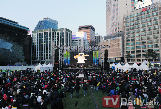 [TD포토] 개념찬 콘서트 바람, 추운 날씨에도 서울광장을 찾은 시민들