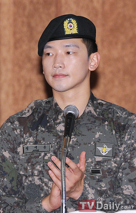 [TD포토] 비, 일병 정지훈 각잡힌 박수