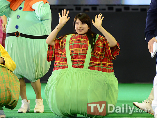 [TD포토] 큰집사람들 미쓰에이 수지 경기 이길게요