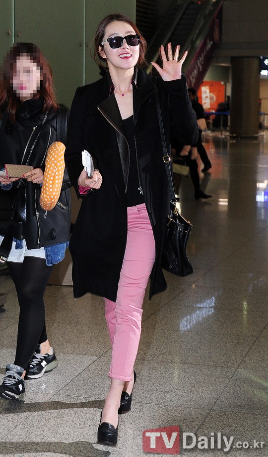[TD포토] 소이현 공항찾은 팬들에게 밝은 손인사