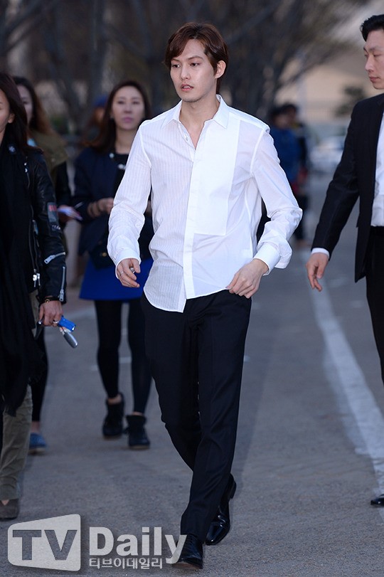 [TD포토] 씨엔블루 이종현 와이셔츠 단추를 잘못 채웠어요~