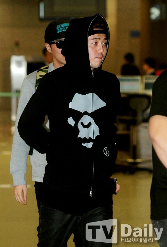 [TD포토] 테이스티 대룡 후드티 푹 눌러쓰고 입국