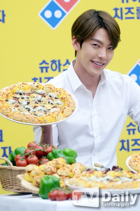 [TD포토] 김우빈 저랑 피자 드실래요?