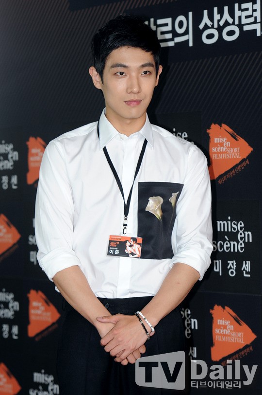 [TD포토] 엠블랙 이준 한 폭의 그림이 담긴 독특한 셔츠 패션