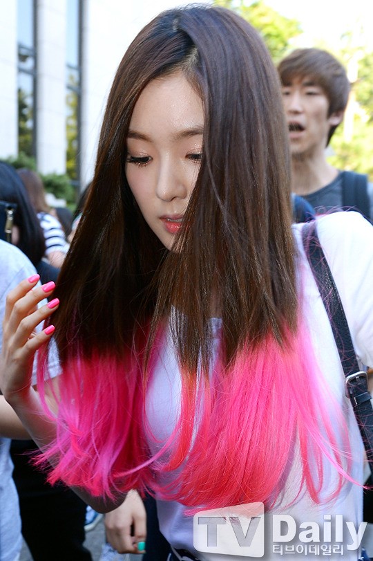 [TD포토] 레드벨벳 아이린 핫핑크 투톤 헤어에 네일도 핫핑크로