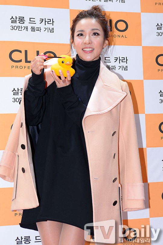 [TD포토] 산다라박 러버덕에게 메이크업 해줄래~