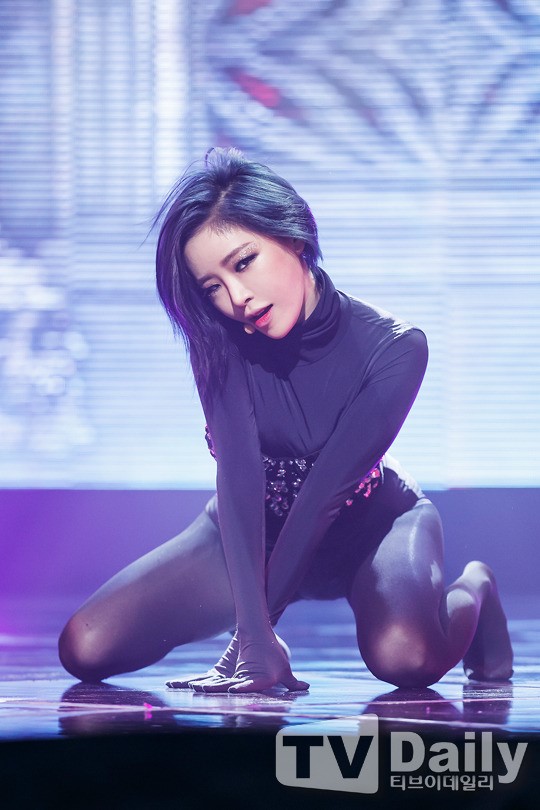 [TD포토] 가인 이게 바로 바닥 청소 춤?