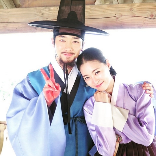 서강준·이연희, 화정 종영 기념 인증샷 우리 마마와 함께