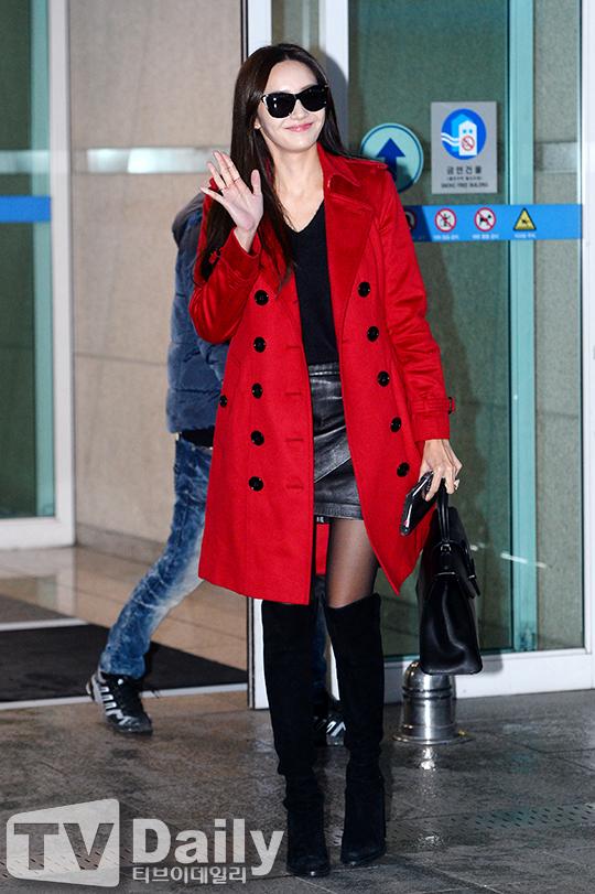 [TD포토] 한채영 블랙 앤 레드 공항패션