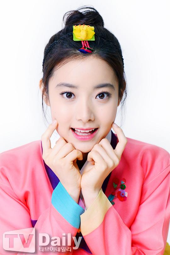 [TD포토] 에이프릴 현주 한복입고 애교 폭발