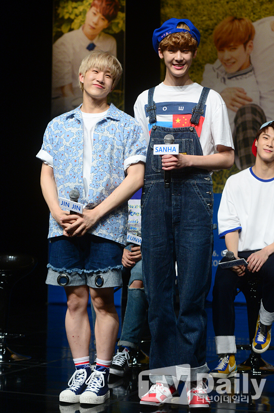 [TD포토] 아스트로 진진-산하 어마어마한 키 차이