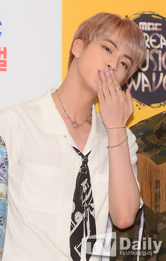 [TD포토] 방탄소년단 진 입덕을 부르는 손 키스