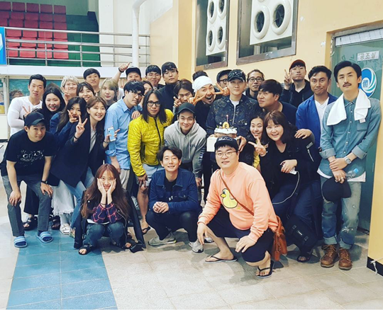 F학점 공대형 마지막 촬영 현장 포착, 웃음 가득한 단체 사진