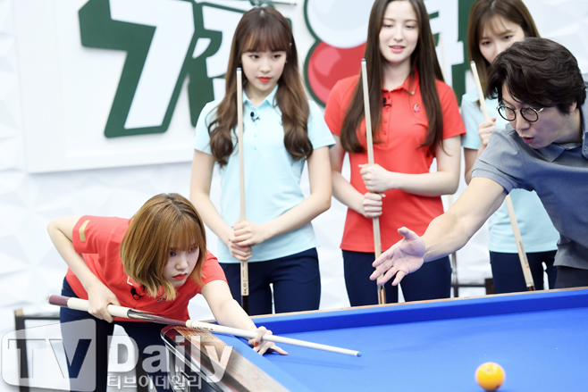 [TD포토] 오마이걸 미미 당구 300 김수로 지도 받으며~