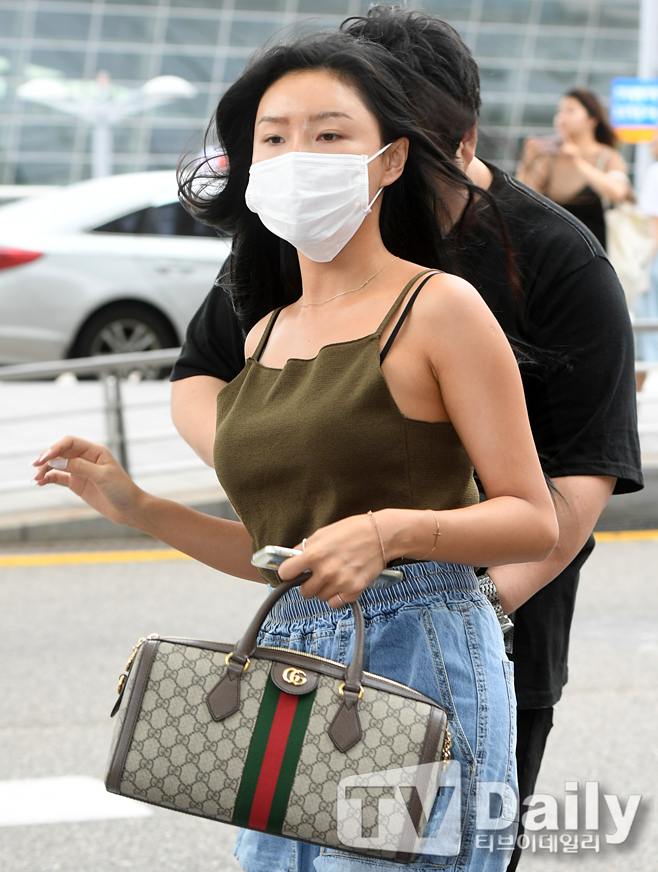 [TD포토] 마마무 화사 곱창 언니의 화려한 공항패션