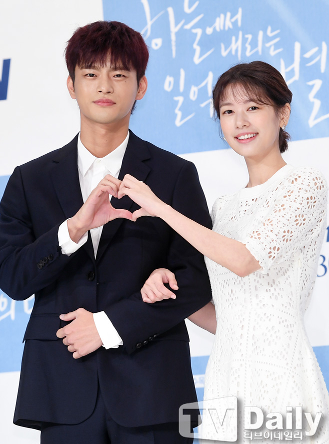 [TD포토] 서인국-정소민 하늘에서 내리는 일억개의 별보다 반짝이는 커플