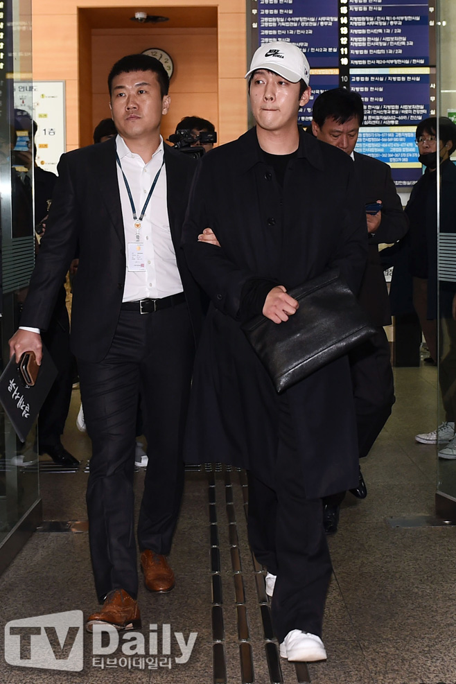 [TD포토] 영장실질심사 마치고 이송중인 구하라 전 남친 최종범씨