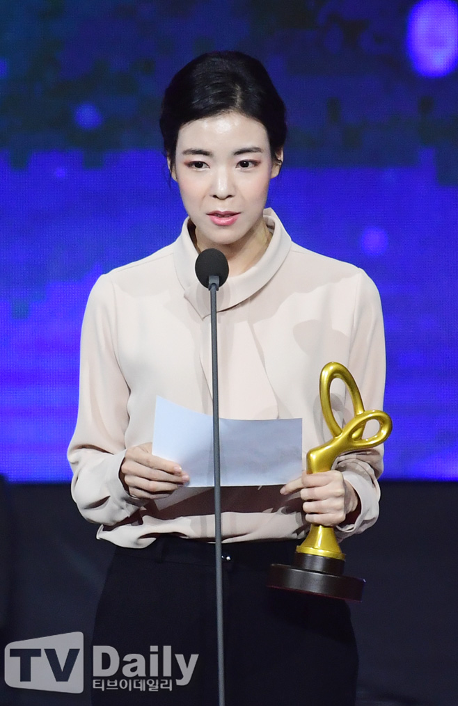 [TD포토] 심수봉 대리 수상한 심수봉 딸