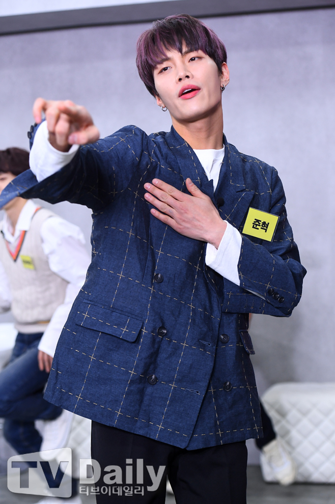 [TD포토] 핫샷 준혁 춤출때도 잘생겼네