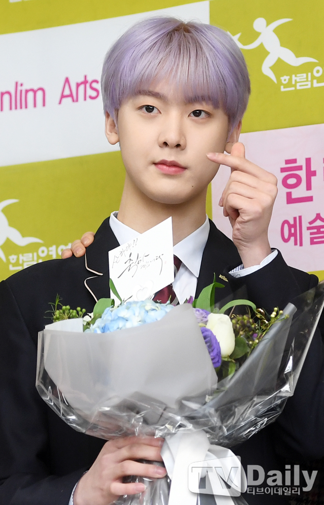 [TD포토] 아스트로 윤산하 꽃보다 산하~