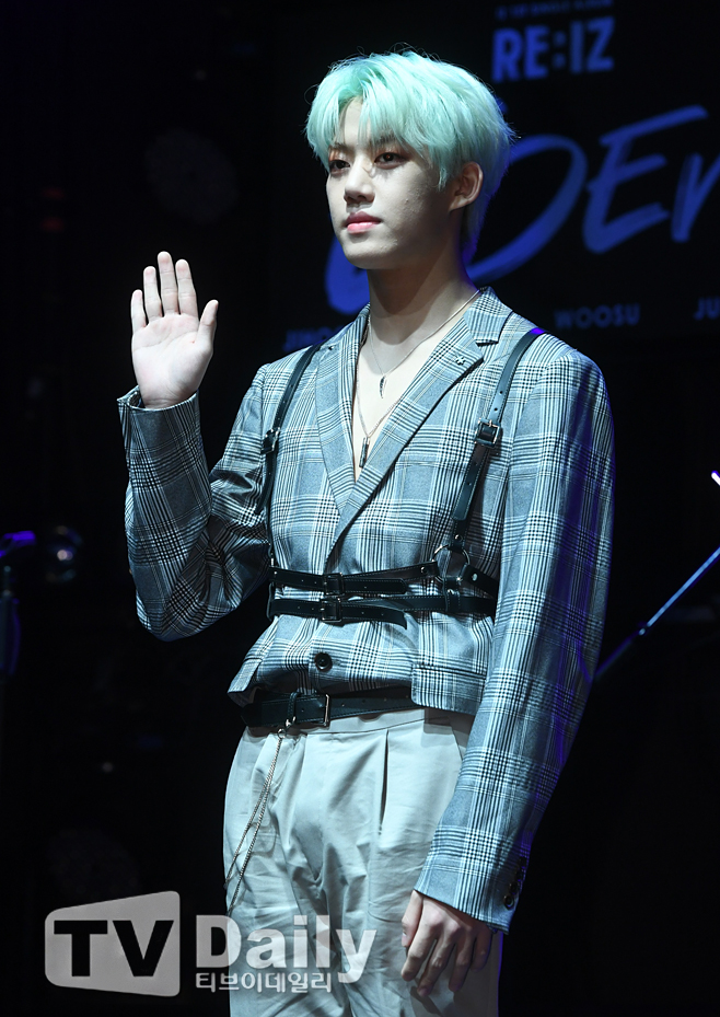 [TD포토] 아이즈 준영 아무나 소화 못하는 초록빛 헤어