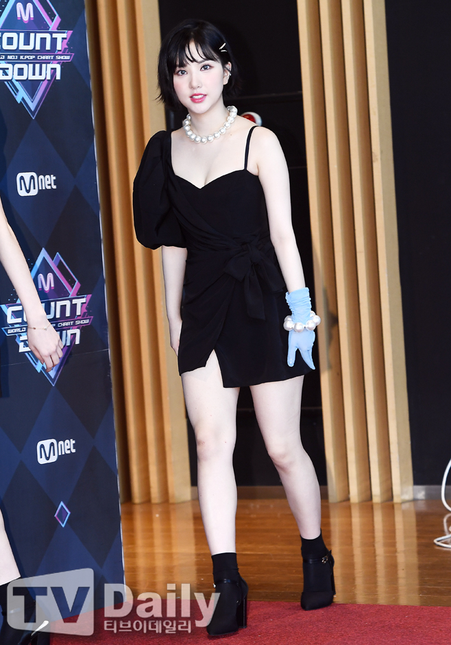 [TD포토] 여자친구 은하 신경쓰이는 앞트임 원피스